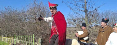 Празнично отбелязване на Трифон Зарезан в село Златия (СНИМКИ)