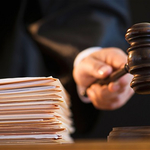 Съдът остави в ареста четирима мъже, обвинени за серия телефонни измами