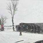 ВНИМАНИЕ: Тежкотоварен камион се обърна, микробус е в канавката по пътя за Тошево (СНИМКИ)