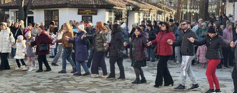 Бяло и червено, усмивки и топлина, огън и музика в сърцето на "Стария Добрич" (ВИДЕО)