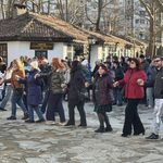 Бяло и червено, усмивки и топлина, огън и музика в сърцето на "Стария Добрич" (ВИДЕО)