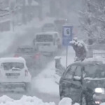 Сняг и ураганен вятър на Балканите затвори пътища и училища