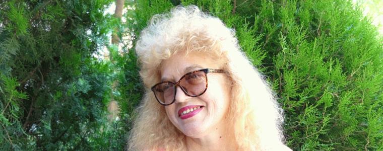 Диригентът на хор "Добруджански звуци" Елвира Пастърмаджиева с покана за приема на Президента