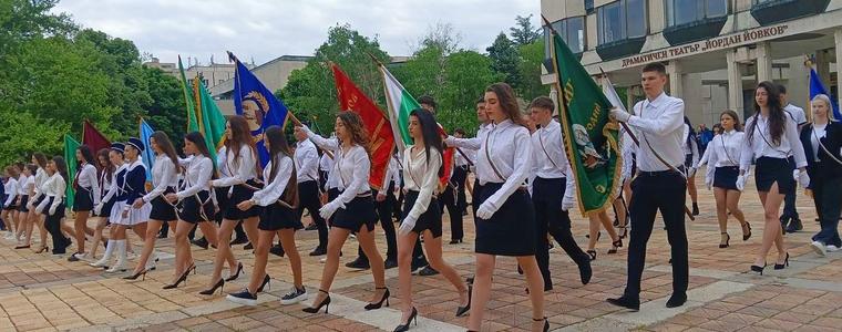 Добрич отбеляза 24 май с ритуал по предаване на училищните знамена от Випуск 2026 (СНИМКИ)