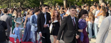 Абитуриенти от 4 училища в Добрич преминаха днес по червения килим (СНИМКИ)
