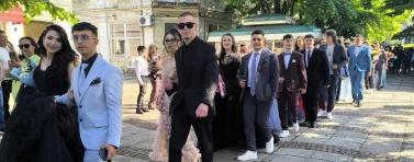 Каварна изпрати тържествено своите абитуриенти (СНИМКИ)