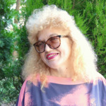 Диригентът на хор "Добруджански звуци" Елвира Пастърмаджиева с покана за приема на Президента
