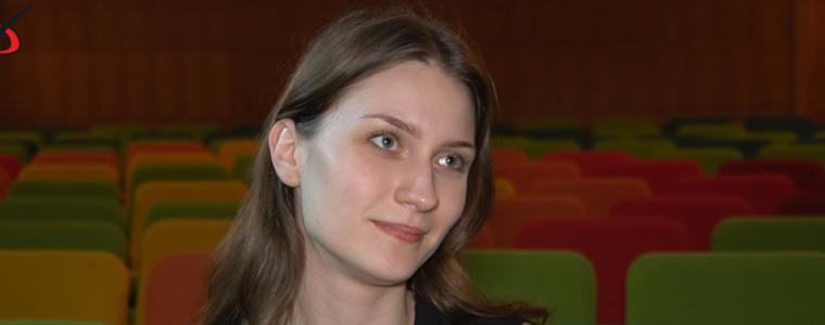 Младата актриса Лидия Павлова - новото попълнение в Кукления татър в Добрич (ВИДЕО)