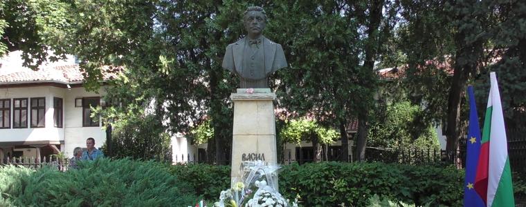 За думите и делата: Левски посвети живота си на България, а днес го почитаме пред непочистения паметник (ВИДЕО)