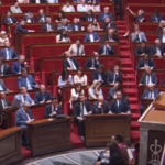 Френският парламент одобри окончателно забрана за използване на социални мрежи на лица под 15 г.