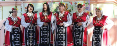 Песни, танци и настроение на събора „Славеи пеят в Пчеларово“